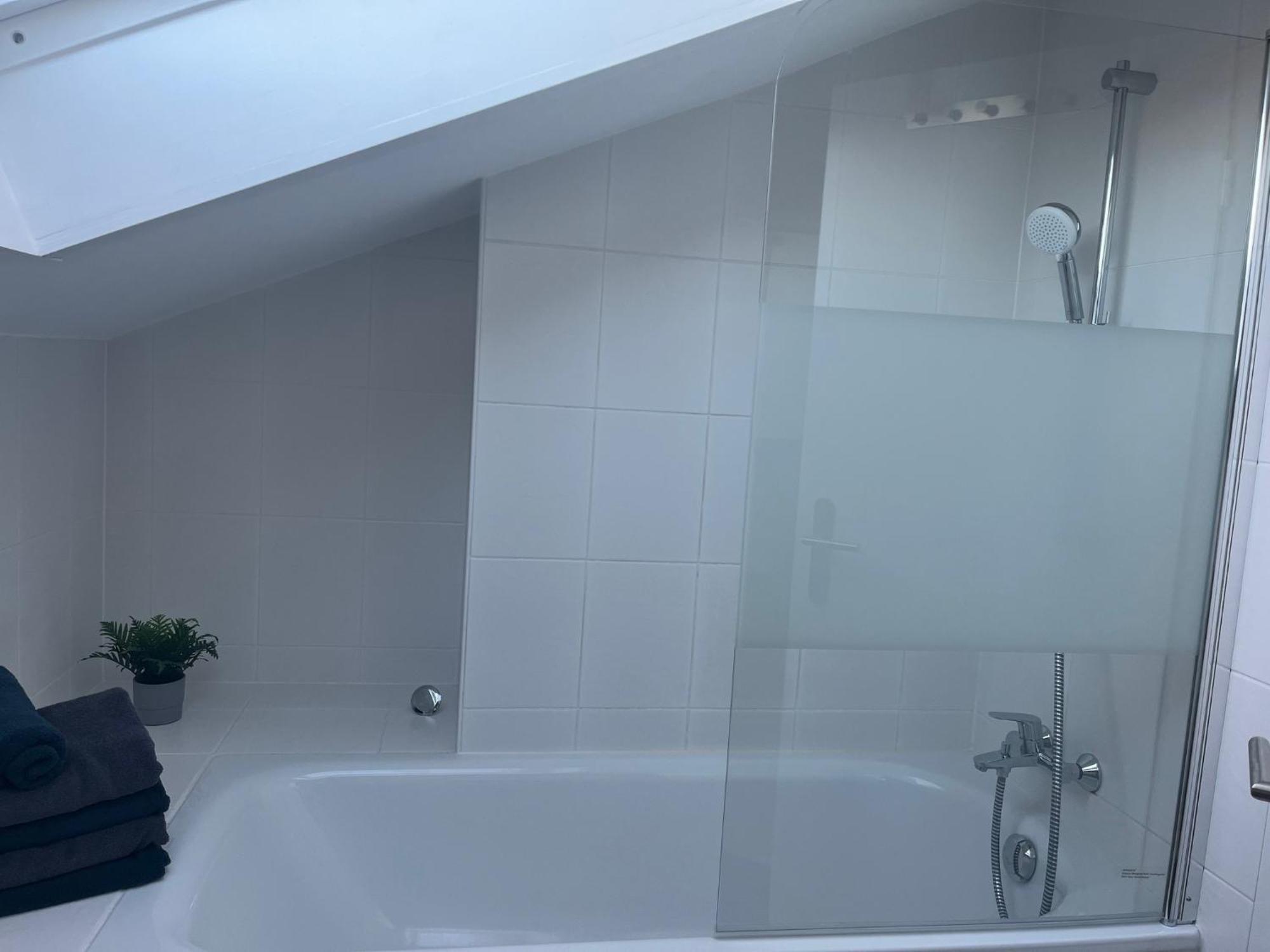 Helle, Ruhige Ferienwohnung Mit Balkon Bad Tölz Esterno foto